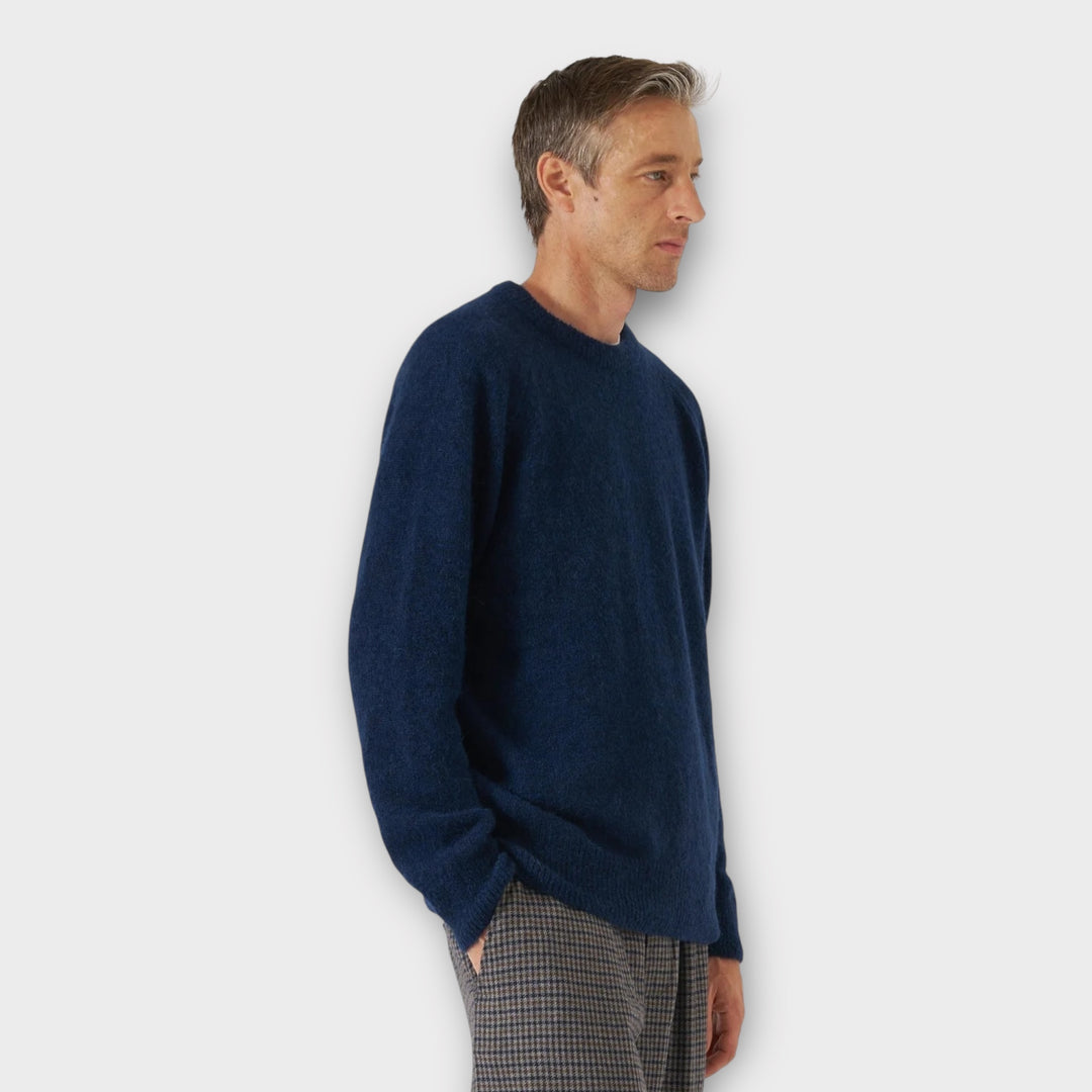 Universal Works Lyon Crew i Navy set forfra