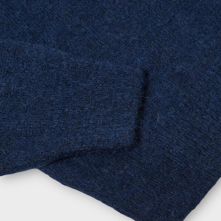 Universal Works Lyon Crew i Navy med ribdetaljer