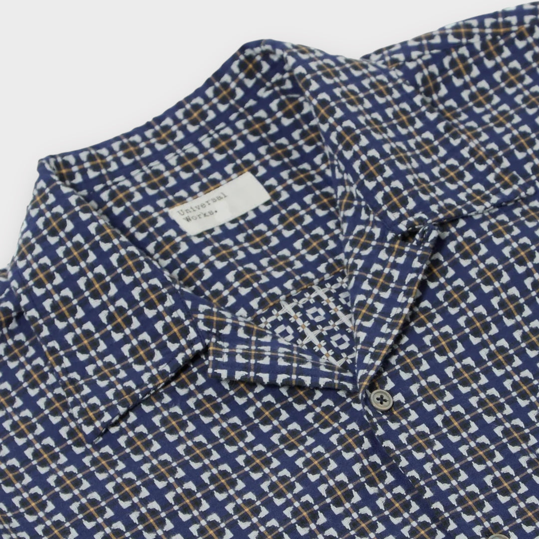 Universal Works Oscar Skjorte i Navy med logo på brystlomme