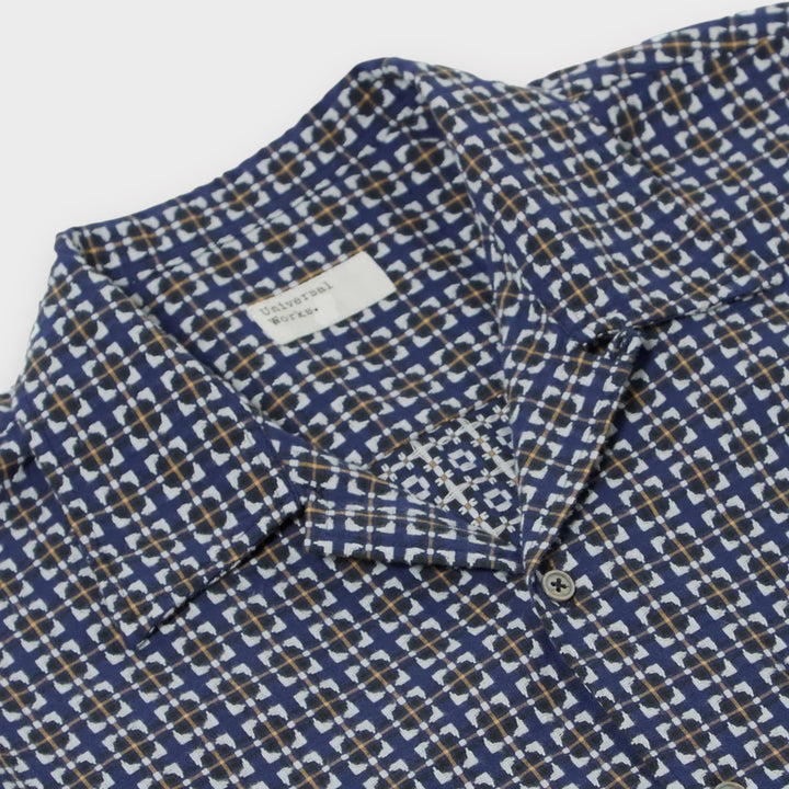 Universal Works Oscar Skjorte i Navy med logo på brystlomme