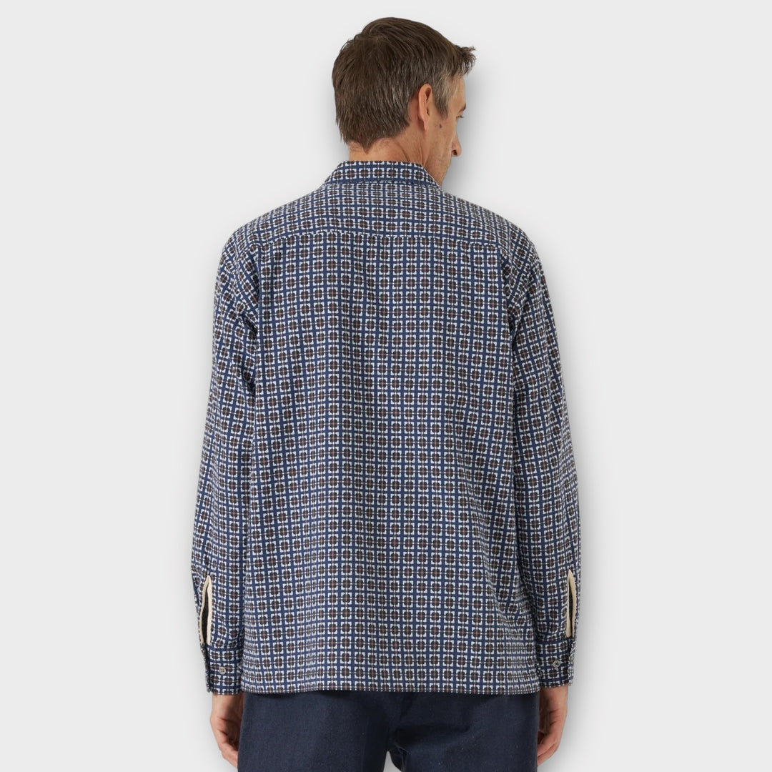 Detalje af Universal Works Oscar Cotton Skjorte i Navy