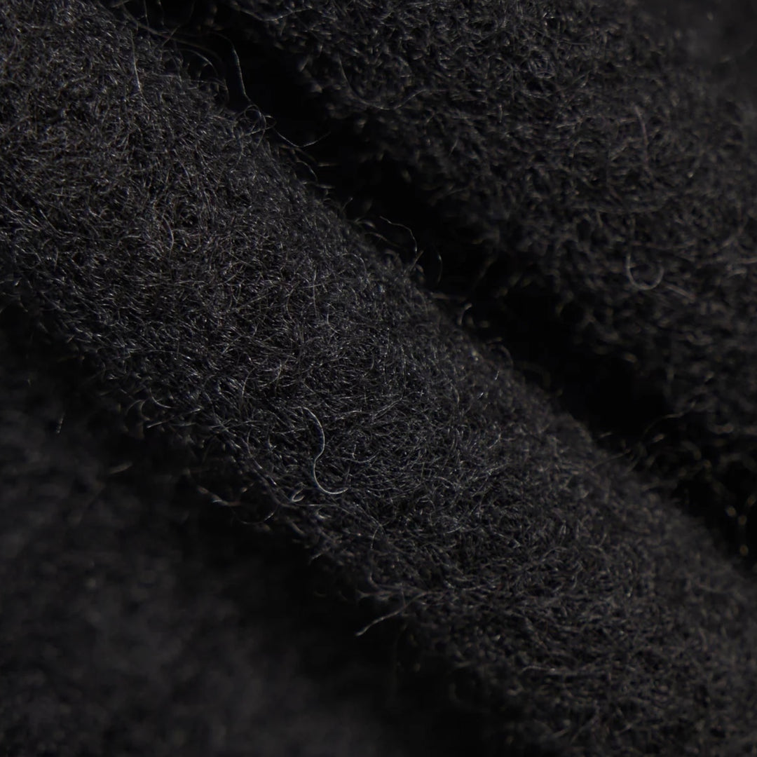 Universal Works sort fleecevest stylet over skjorte