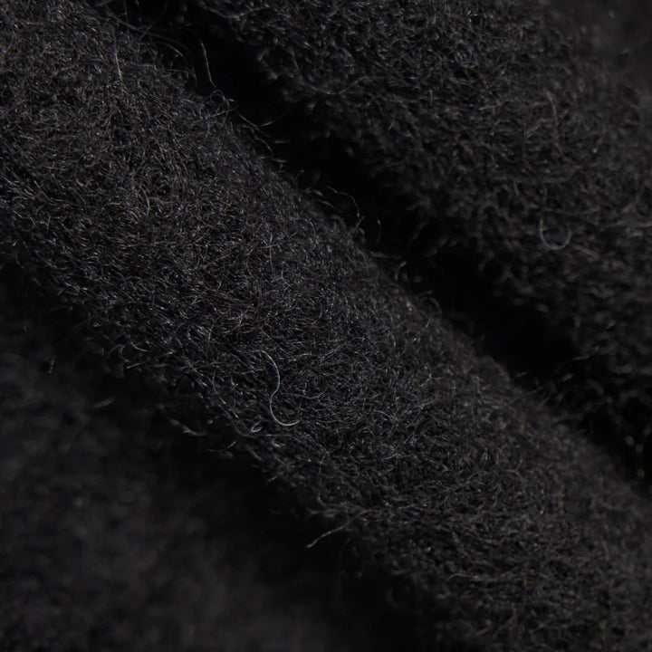 Universal Works sort fleecevest stylet over skjorte