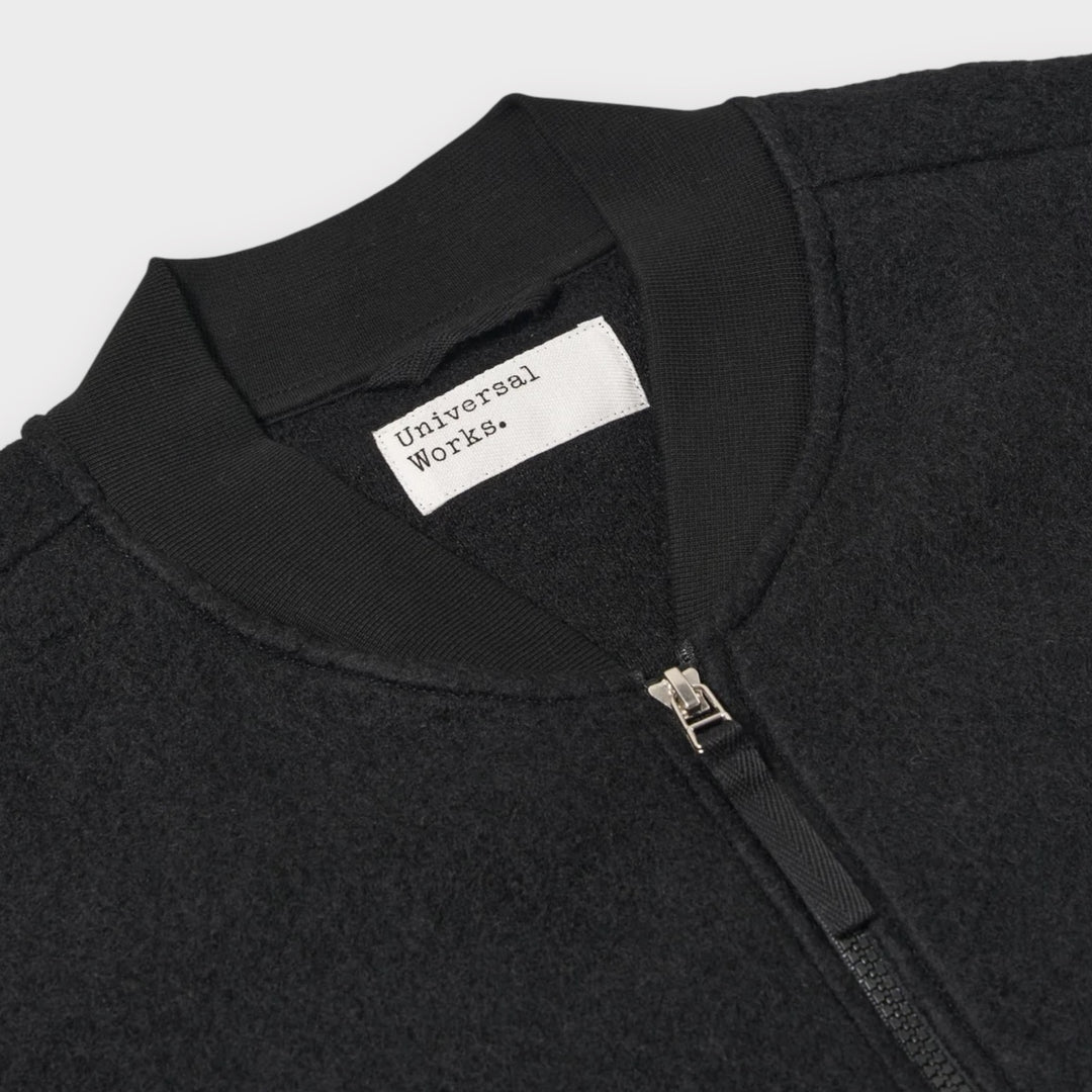 Sort uldvest fra Universal Works til herre