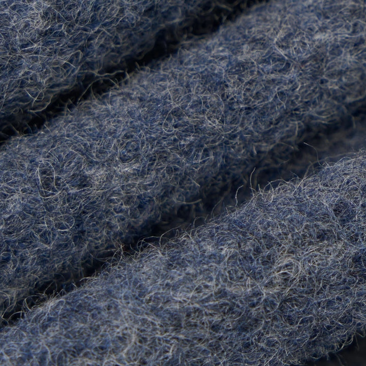 Universal Works blå fleecevest stylet over skjorte