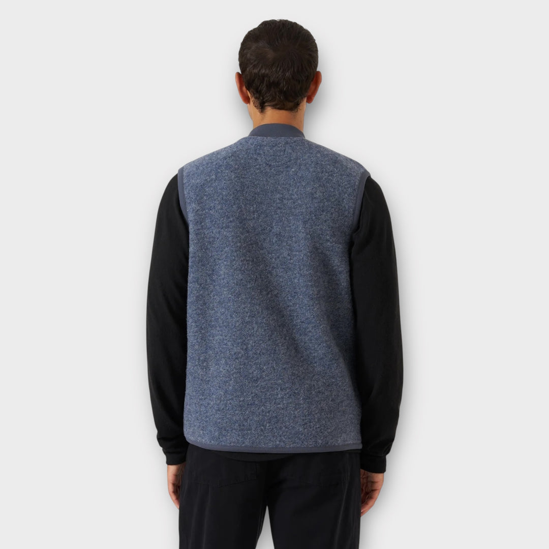 Blå uldvest fra Universal Works til herre