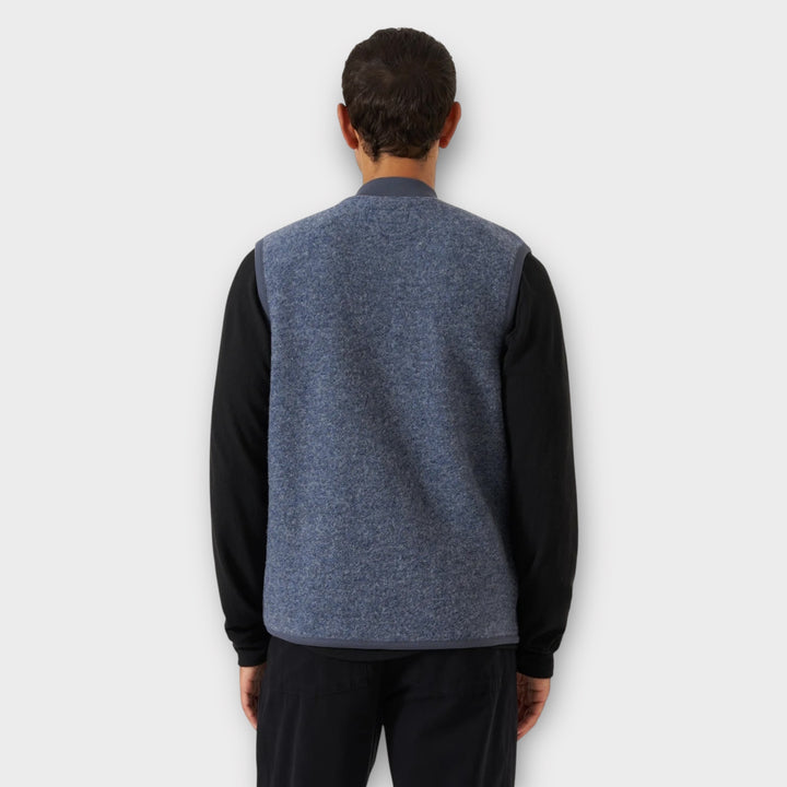 Blå uldvest fra Universal Works til herre