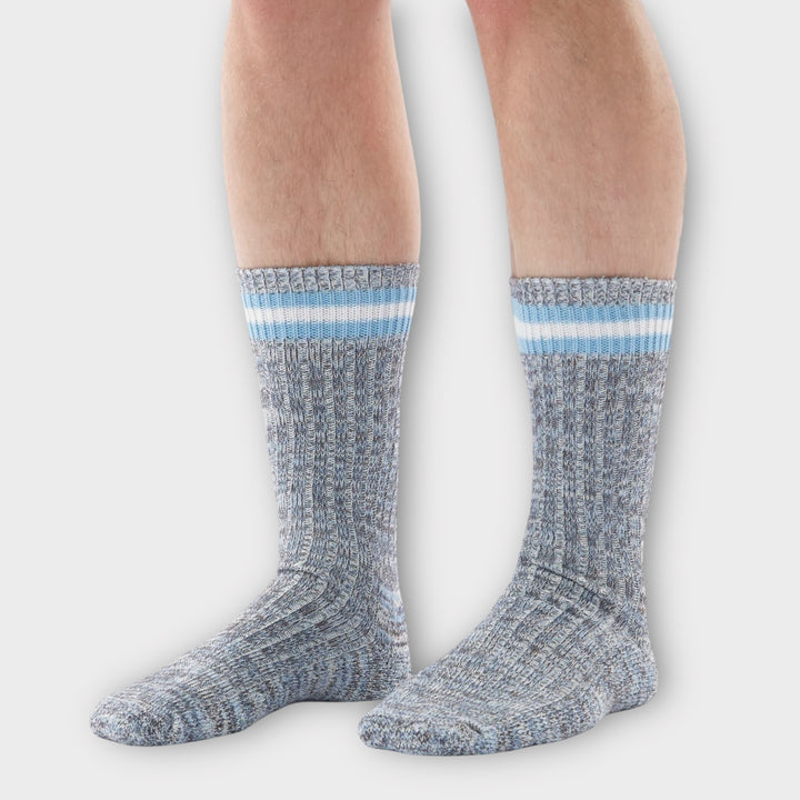 Universal Works stribede bomuldsstrømper i Cornish Blue set forfra