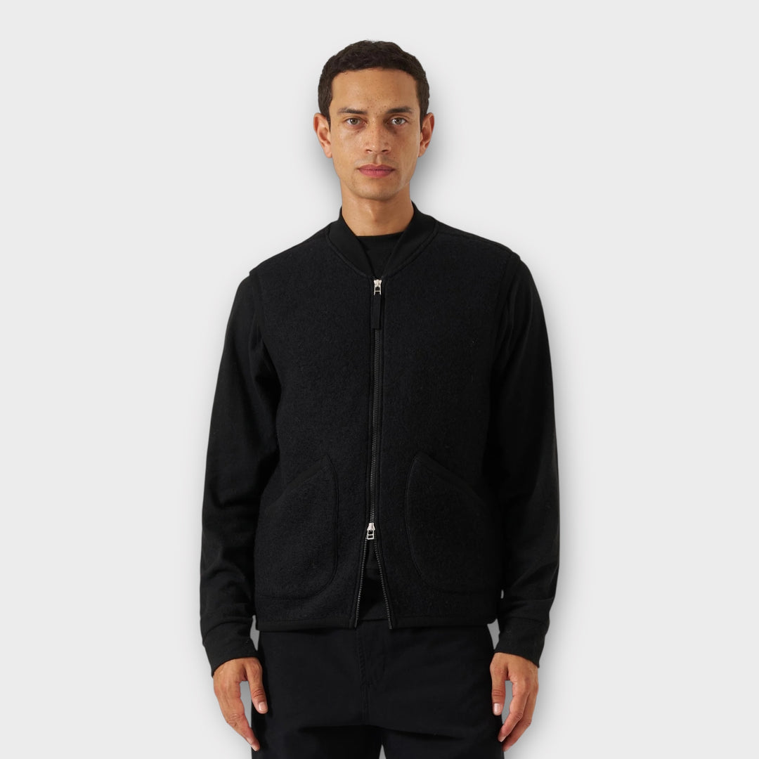 Universal Works uldfleecevest i Sort set forfra