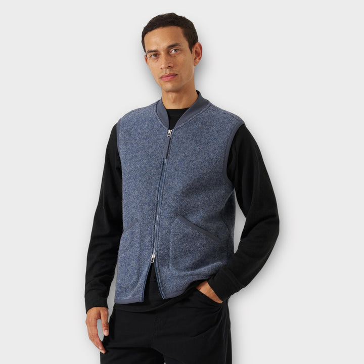 Universal Works uldfleecevest i State Blue set forfra