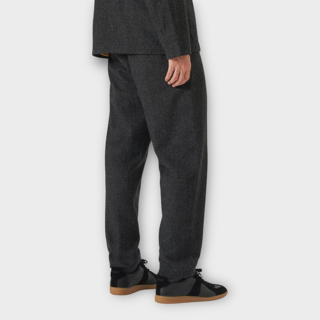 Detalje af Universal Works Upcycled Military Chino i Grå