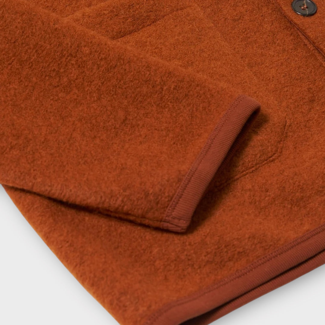 Universal Works Wool Fleece Cardigan i Navy set bagfra