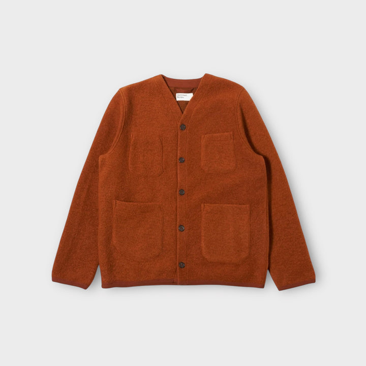 Universal Works Wool Fleece Cardigan i Rust set forfra med lynlås