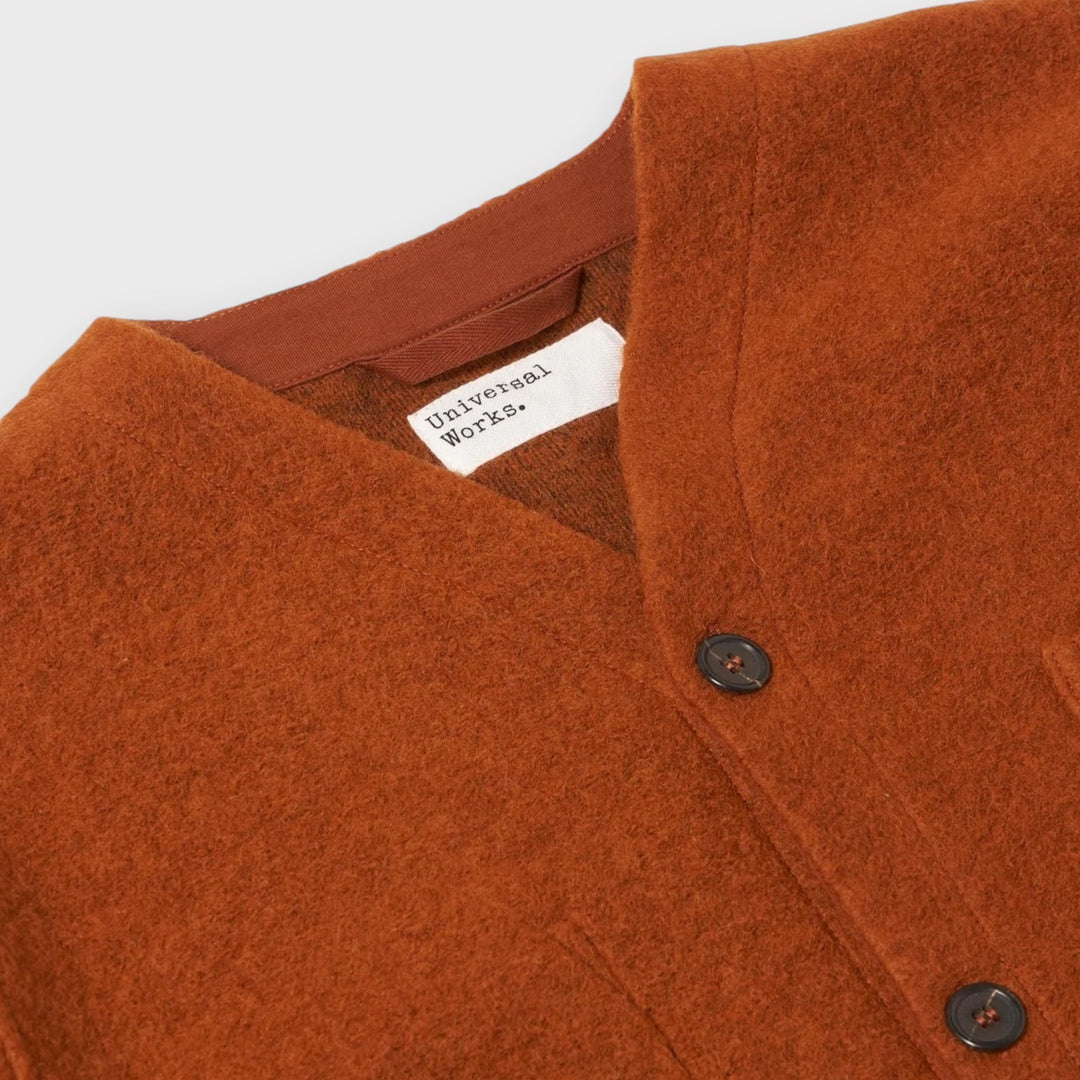 Universal Works cardigan i Rust set fra siden