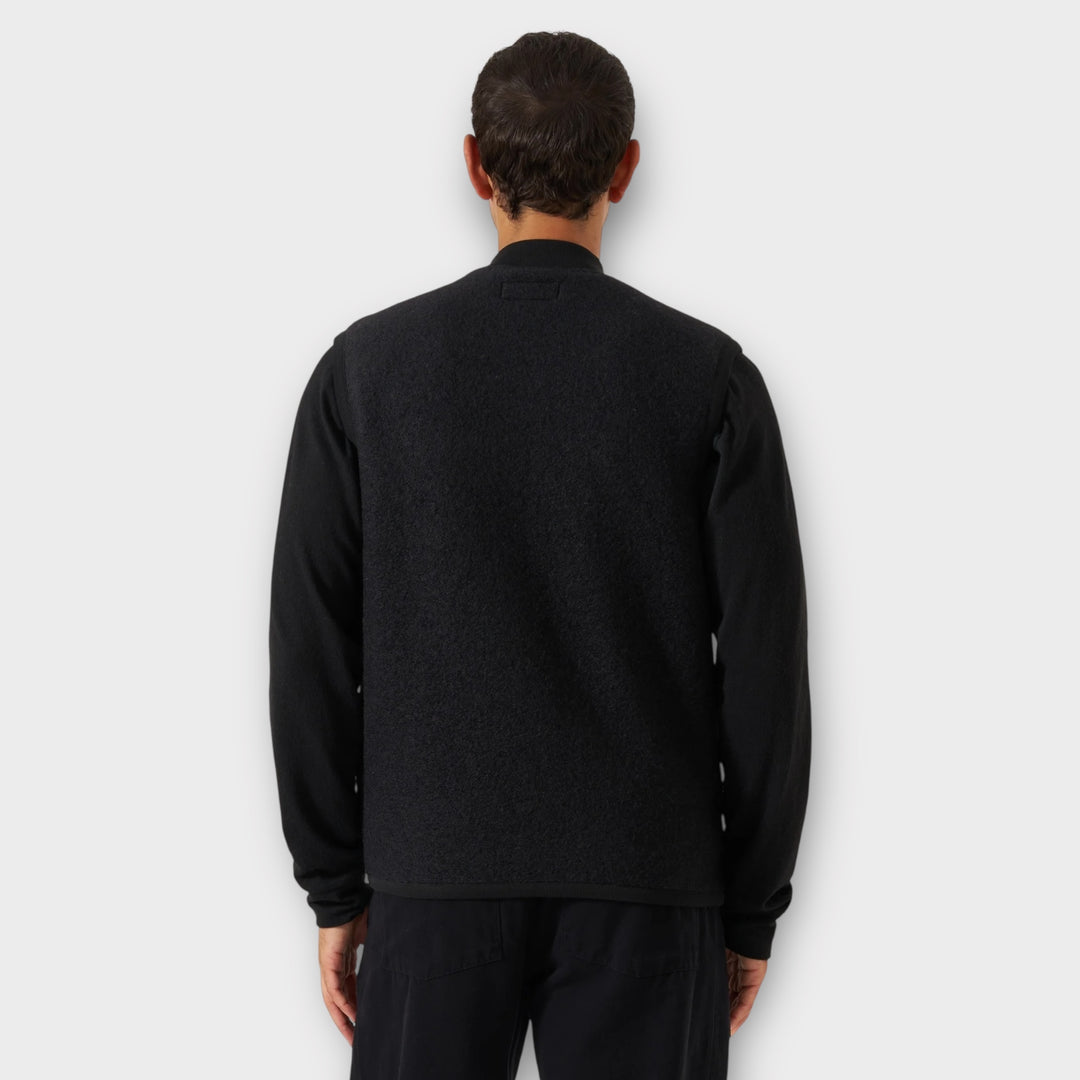Universal Works Wool Fleece Vest i Sort set bagfra