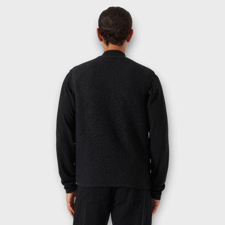 Universal Works Wool Fleece Vest i Sort set bagfra