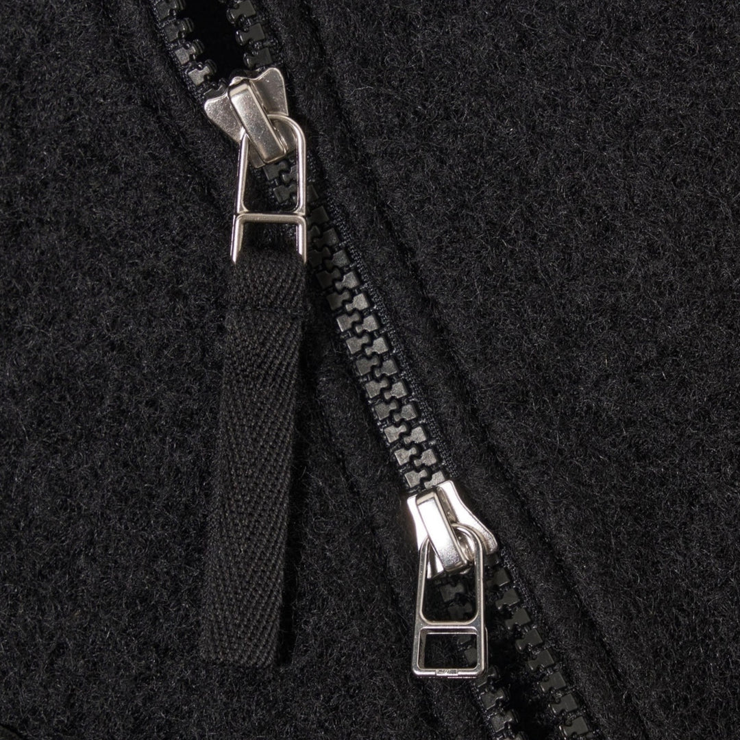 Universal Works Wool Vest i Sort med diskret logo