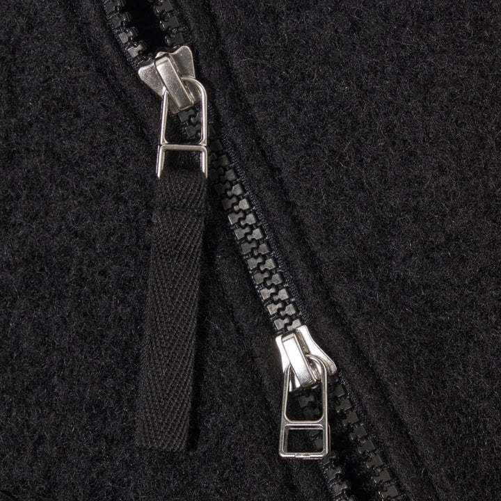 Universal Works Wool Vest i Sort med diskret logo