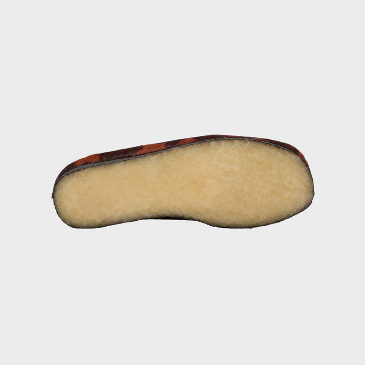 Stilfuld Wallabee sko i brun cow print med unikt tekstur