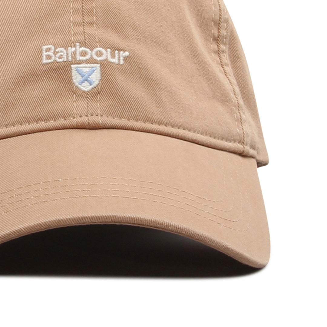 Close-up af broderet Barbour Shield-logo og skygge på Cascade Sports Kasket i Sand